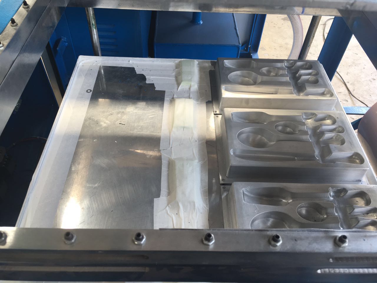 自動單工位吸塑送樣機